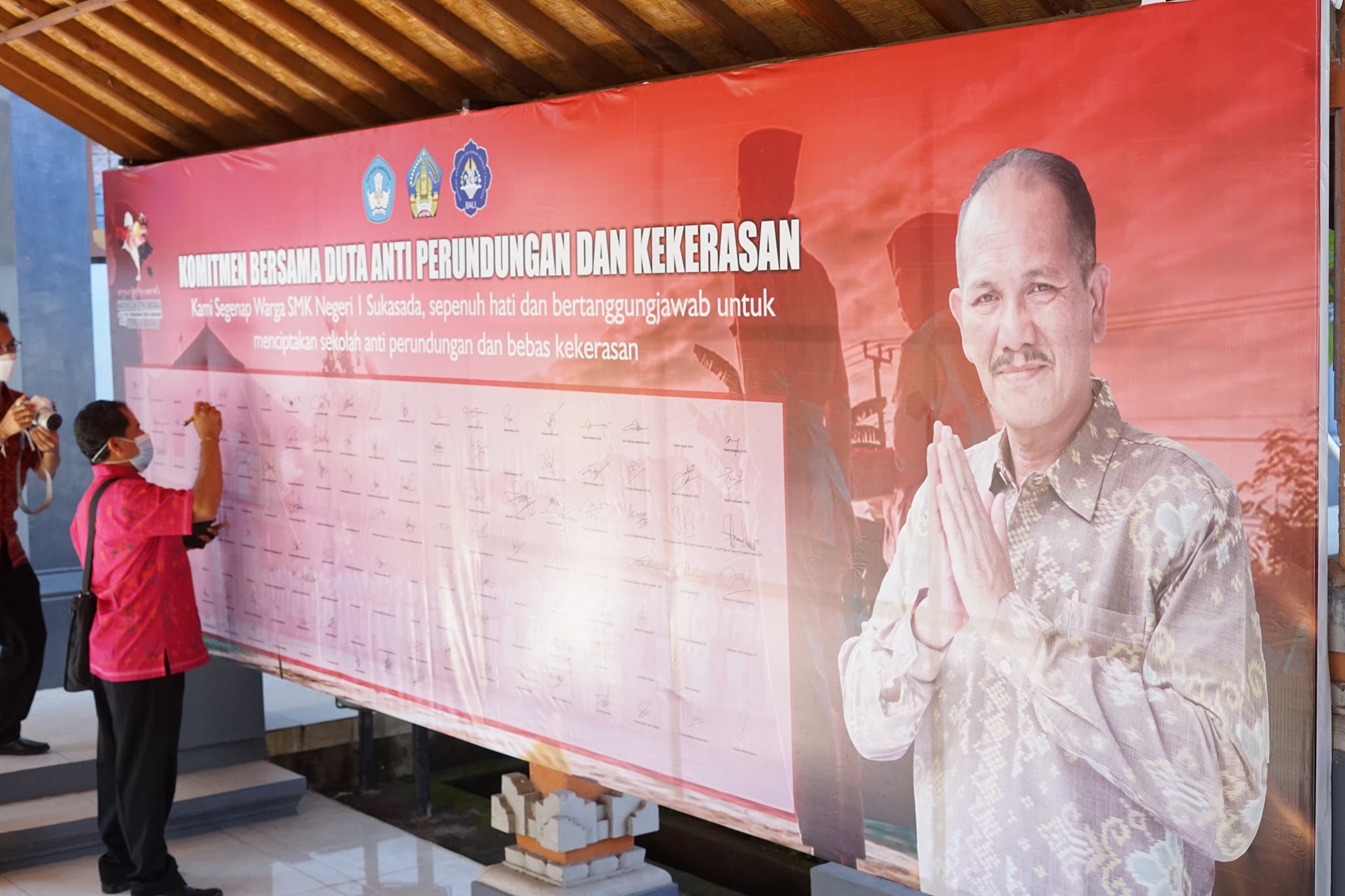 Penandatanganan Komitmen Bersama Duta Anti Perundungan dan Kekerasan oleh Seluruh Warga SMK Negeri 1 Sukasada